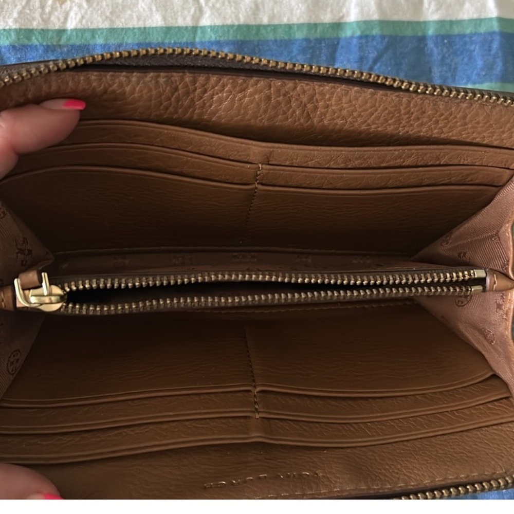 Tory Burch Robinson Expandable Hobo and Wallet - Picture 8 of 16